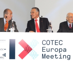 Su Majestad el Rey durante la clausura del IX Encuentro Cotec Europa, conversa con el Presidente Cavaco Silva y el Presidente Napolitano